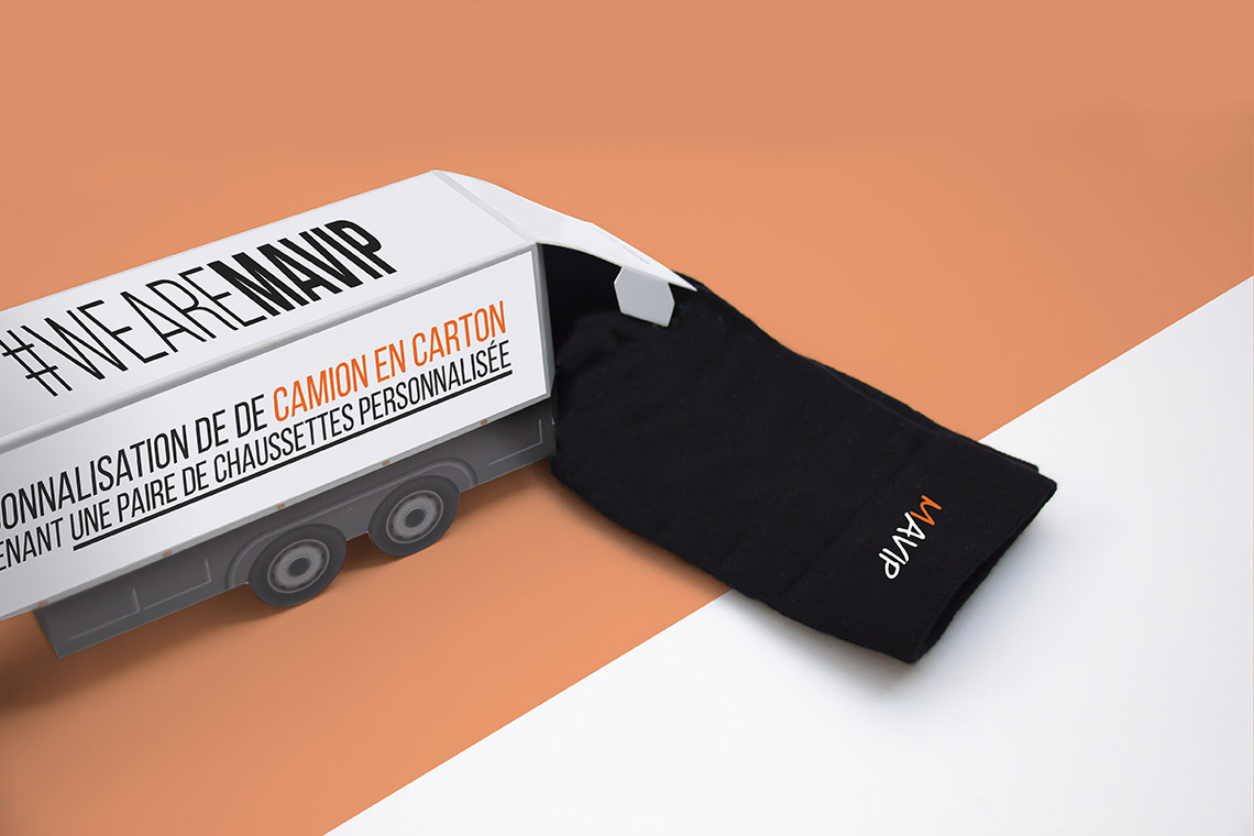 Chaussettes personnalisées avec logo d'entreprise avec packaging camion objet média by Mavip
