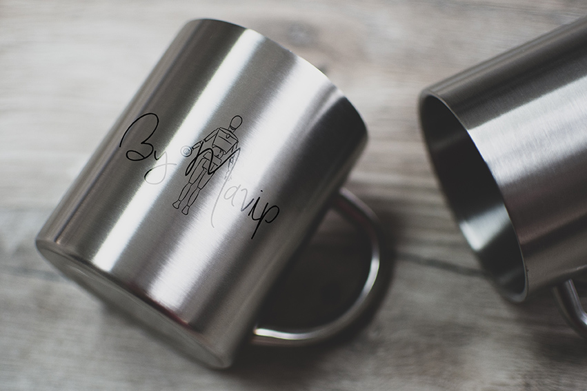 Mug en métal avec gravure laser d'un texte : Keep calm and drink in steel